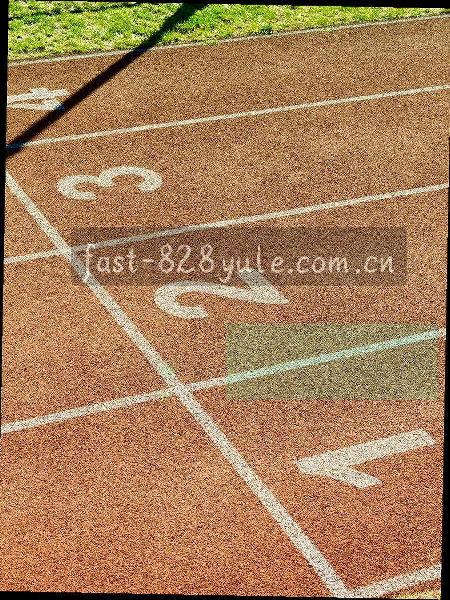桌上的方案对照稿特写，只见栏线与手写标记